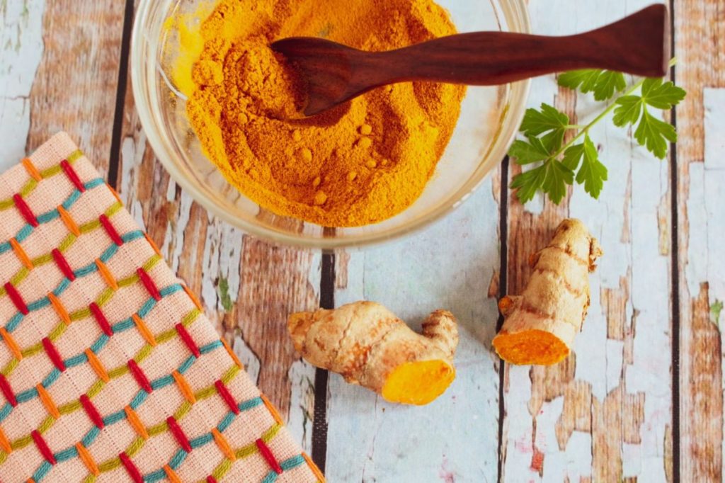 Pse shafrani i Indise nuk m’i heq dhimbjet e reumatizmes si ilaçi Naproxen?